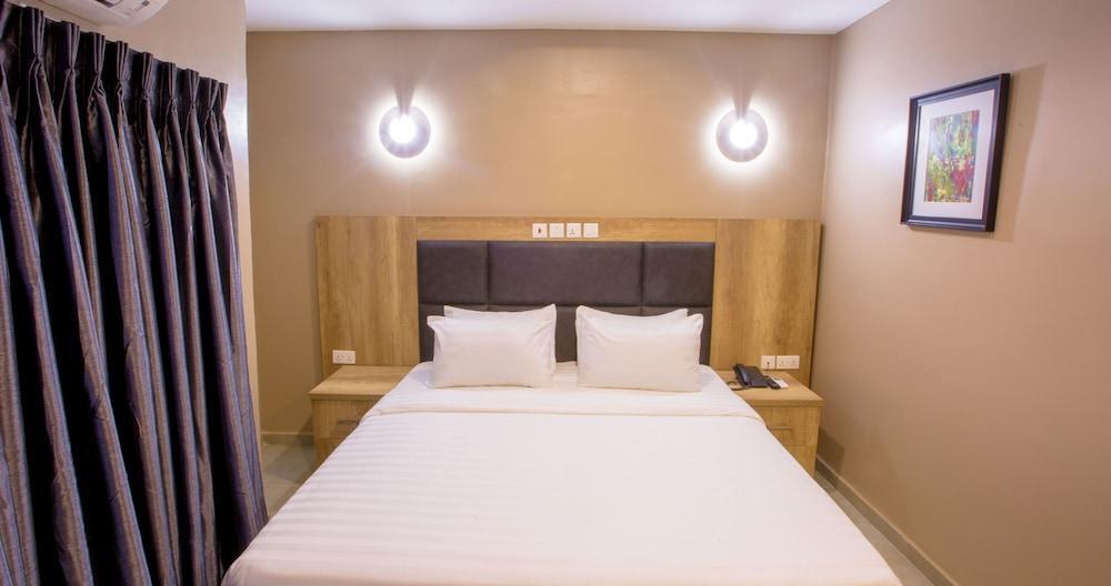 /web/uploads/116/Ivana Suites/header-images/bronze2.jpg